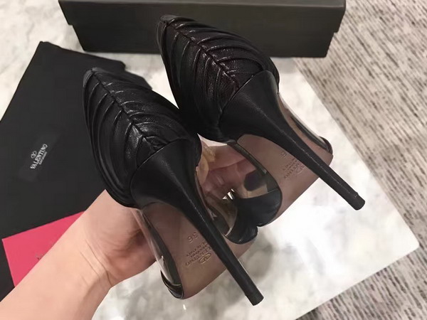 Valentino Garavani Pump in Black Draped Goatskin Leather For Sale